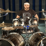 Logan Parra, baterista colombiano de la familia TAMA, lleva su rock hasta los Latin Grammy 2026